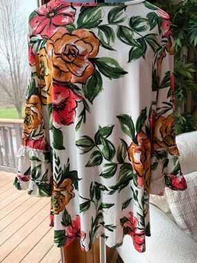 Nina Leonard Sz 1X White Floral Tunic Bell Shaped Tiered Ruffle Sleeves Casual